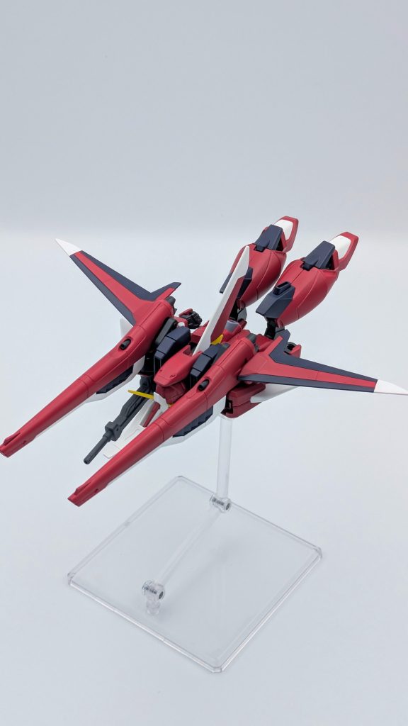 MA形態で。肩はきっちり畳めますし、ライフルは腕にですが装備出来ています。元々のセイバーのシルエットは維持出来ていると思います。