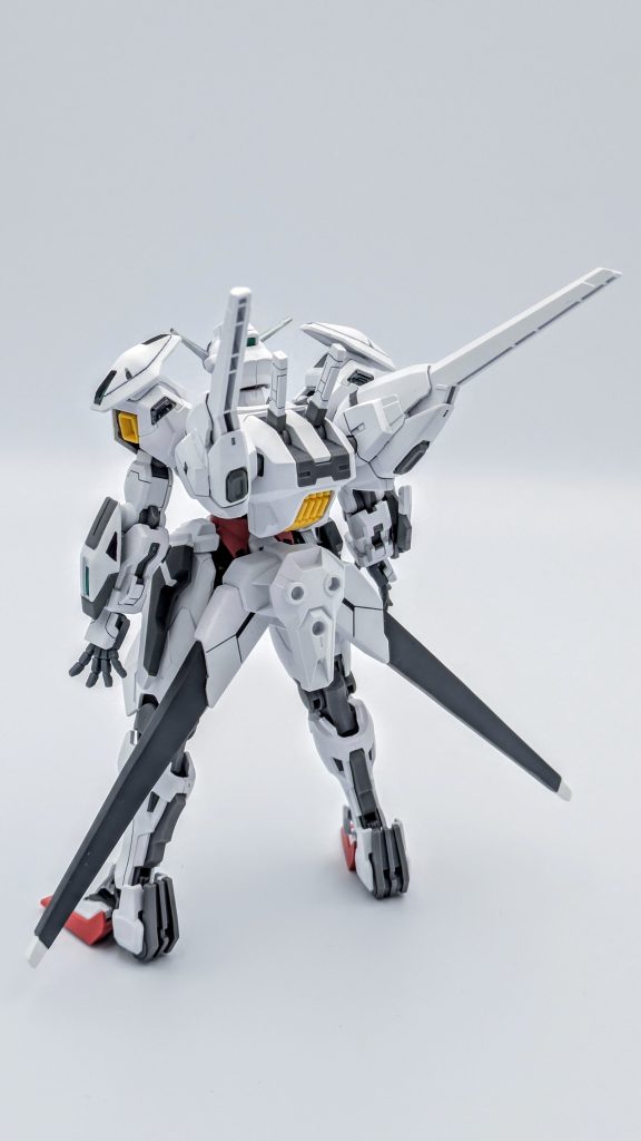 背面。今回、ヴァリアブルロッドライフルを持たせるつもりは無い(持つ手が無い)ため、アームは切除して穴をパテで埋めています。また、エスカッシャンは接着しているため、通常状態には出来ません。