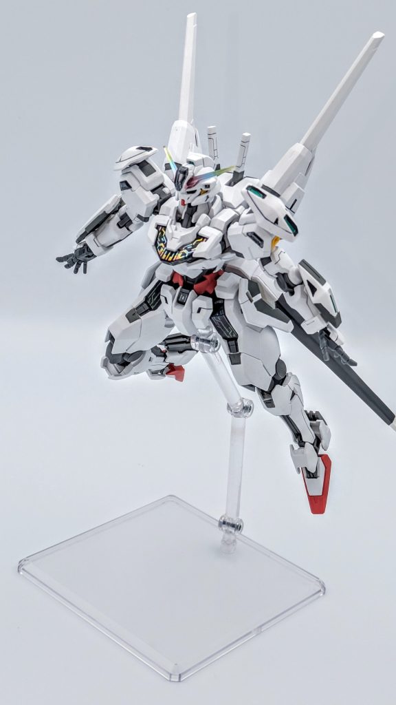 好きなポーズ。実際、こんなにリアアーマーのビットがデカイと盾状になりませんが、見た目は無茶苦茶格好いいので好きです。シェルユニットのシールや、インモールドパーツは光で結構強く反射するので、素組みでもかなり満足度が高いと思います。