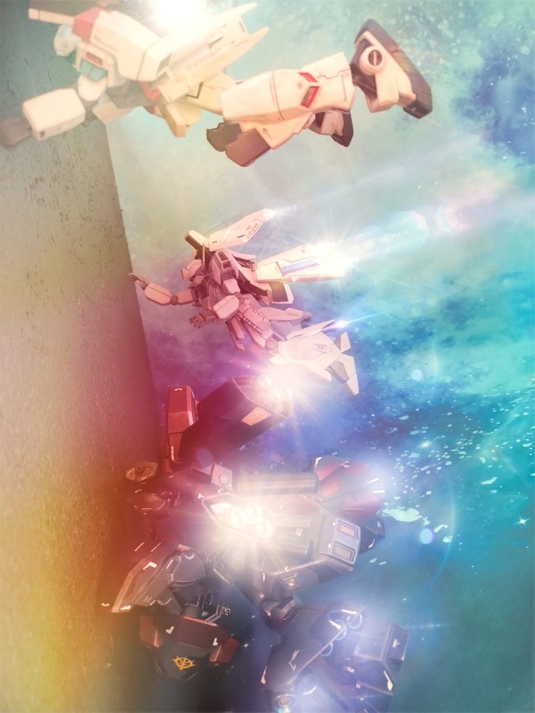 ジェガンが、ジムが、ゲルググが、ギラ・ドーガが、共にアクシズを押す。「うぉぉぉぉ!」「大気の壁が…!姿勢を保てない!」「推進剤がもう…!」一機、また一機と脱落していく。「 “蒼い死神” !悔しいがもう限界だ、離脱する!」「わかった、お互い生きていたらまた会おう!」「バカ野郎!全員生きて還すのが俺の流儀だ!」