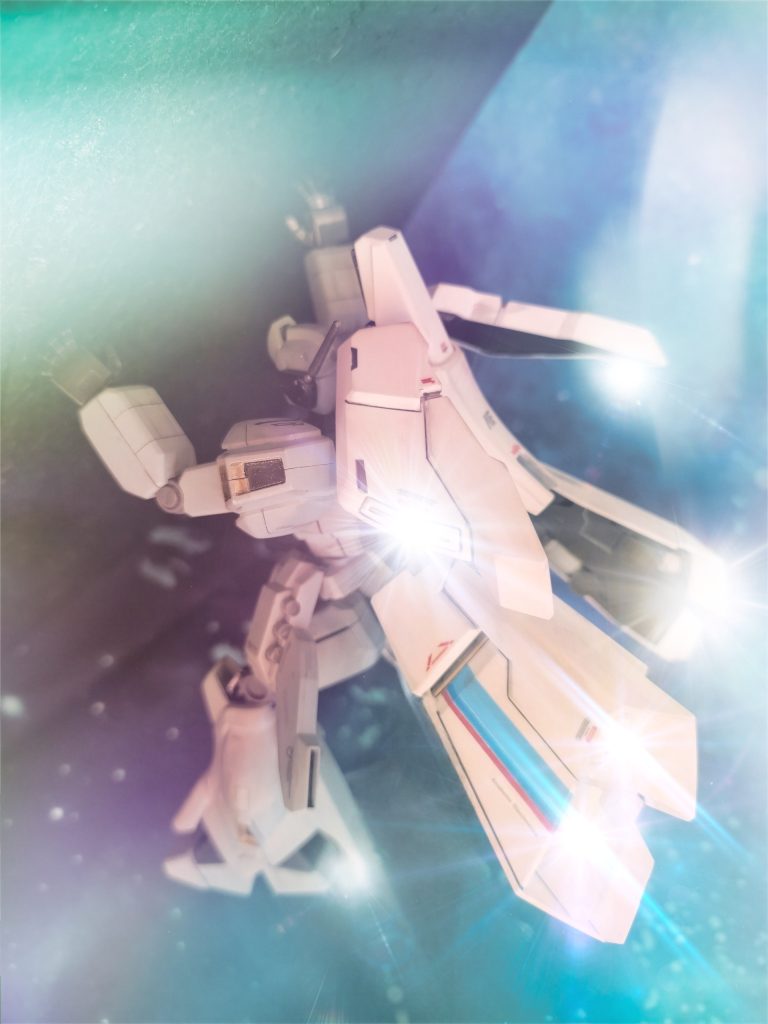 重力の井戸に落ちているドデカい小惑星。どう考えてもそれをMS数機でどうにか出来るわけが無い。それでも、何かせずにはいられない、足掻かずにはいられない。「バカな事かもしれない…」そう独りごちた瞬間、辺りが不思議な緑色の光に満ちた。何故か、あたたかい、安らぎすら覚えるその光に包まれた時、聞き覚えのある声がカジマの意識に響く。 「…違うでしょ」 …!? マリオン?なぜ今、彼女の声が聴こえるのか。いや、そんな疑問は意味を成さない。このあたたかな光の中では人の意識が混ざり合っているような気がした。この極限状況で起きた不思議な現象。ニュータイプの意思の力というものも信じてしまいそうになる。信じたくなる。 「METAL野郎!そっちの機体は耐えられるのか?手を貸してくれ!」「やれるだけの事はやる!」