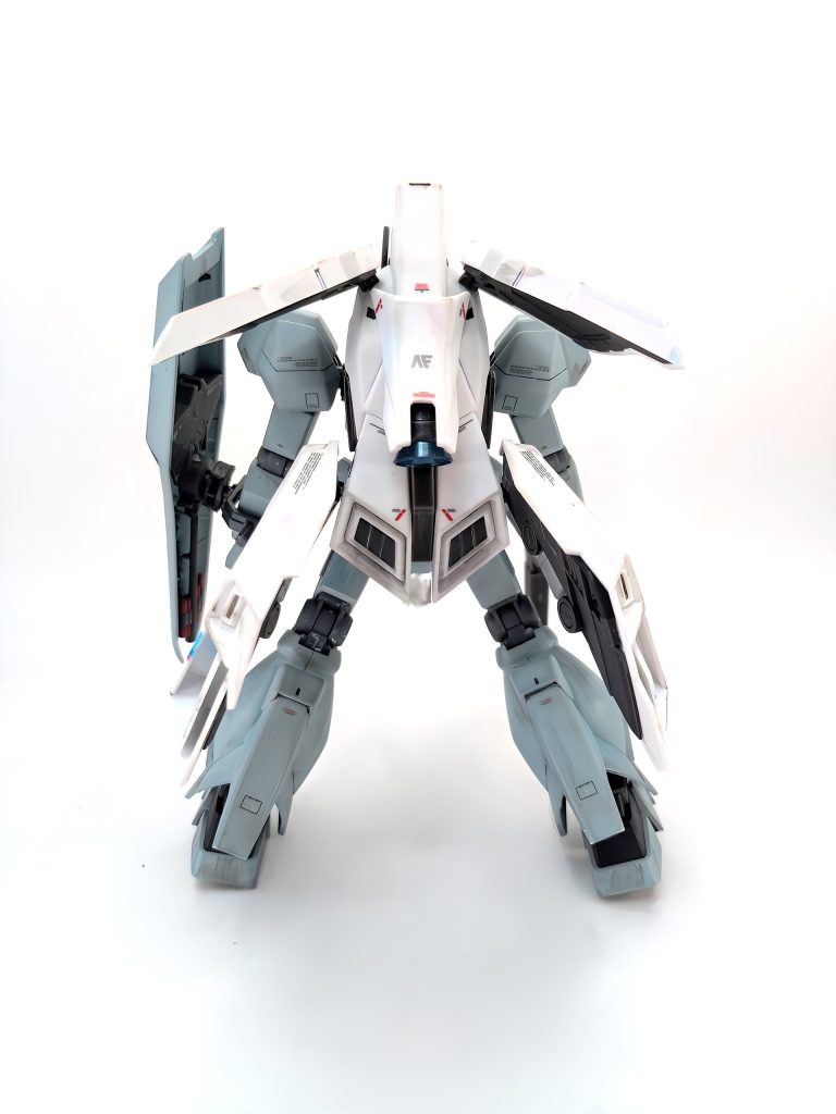 個人的には「ユウ=蒼」とするのは違和感。BDの蒼はユウが塗ったわけではなくクルスト・モーゼスの趣味。「ユウ=蒼」というイメージは外部的な後付けだと思っております。本来ユウの性格を考えるとあまり目立つ事はしたがらないのでは、と思い、地味な しかし ノーマルではないとわかる色にしました。「蒼」を使わずに “ユウっぽさ” を出す要素は何だろうと考え、マリオン・ウェルチに辿り着く。シャアやアムロにとってのララァや、ハサウェイにとってのクエスとまでは行かずとも、ユウにとって少なからず何かしら心動かされた対象だろうと。そして、兵装機能は持たず追加推進装置であるユニットに、マリオンの「戦いたくない。でも愛する人は守りたい」という想いを重ねる。とはいえ、ただの追加ブースターではなく、このタイミングでアナハイムの試作品ということは……?更に、νガンダムと同じビームライフル、同じシールドを持っているのもアナハイムとのコネです(笑)。開発側としてはテスト機は複数あった方が良いに決まっているし。ソンナコンナ、かなり色々調べて考えた末の今回の物語です。