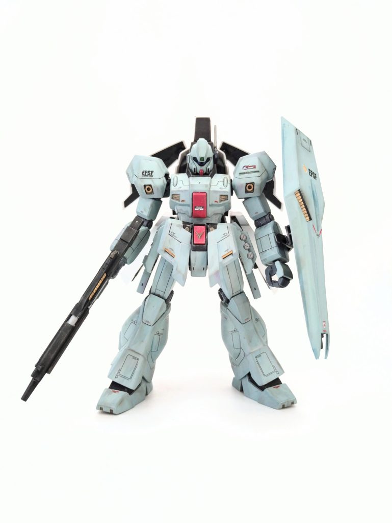 トイウワケデ。“CCAに於けるカジマジェガンの解釈” という、ある意味タブー感もあるテーマに挑んでみました。 今回色々連鎖的に調べて行くと、この「ユウがジェガンでアクシズを押していた」という “公認以上公式以下だけど、まぁほぼほぼ公式設定ぢゃね?w” って、実は重大なツッコミ所があるんですよね。元々ファンサービスの小ネタだっただろうなのでそこまで考えてなかったんだと思いますが…逆シャア当時、ジェガン=実質ロンド・ベル専用機なんですね。連邦軍内の兵站・補給の上級職でありアナハイムともコネを持つジョン・バウアーがジェガンの採用をゴリ押しし(ジェガンは純アナハイム製MSとして初めて連邦軍に制式採用された量産機)、懇意のロンド・ベルに優先配備した。(ノア家が宇宙へ上がるチケットの推薦状を用意した人物。後のマフティーの黒幕、クワック・サルヴァーその人であるとされる)そして、ユウがロンド・ベルであるとは考えにくい。ユウはグリプス戦役時、ティターンズにもエゥーゴにも属さず一貫して地球連邦軍であったとされるし、ロンド・ベルは実質エゥーゴの再編成組織。CCA当時大佐というと艦隊司令のブライトと同階級だしMS部隊長のアムロより遥かに上位(アムロは士官学校を出ていないので佐官には上がれない)。一年戦争の撃墜スコアもアムロと遜色無い。そんなパイロットが隊内にいたらアムロの立場はだいぶ変わってくるハズ。というか階級的にMS部隊長の座はユウになるwとなると、ユウはルナツー艦隊所属と考えるのが妥当。でもCCAの作中で見る限りルナツーからの増援は全てジムⅢなんですよ。その中でユウだけジェガンに乗っているという尤もらしい理由が有るとすると何だろう? ユウ本人やその直属上司が個人的にアナハイムとのパイプを持っている、くらいしか無いと思う。じゃあ、どうせアナハイムとコネが有るなら&一年戦争の連邦トップ3エースなんだから、それなりにSpecialな機体に乗ってても良くね? というのが今回のコンセプトです。