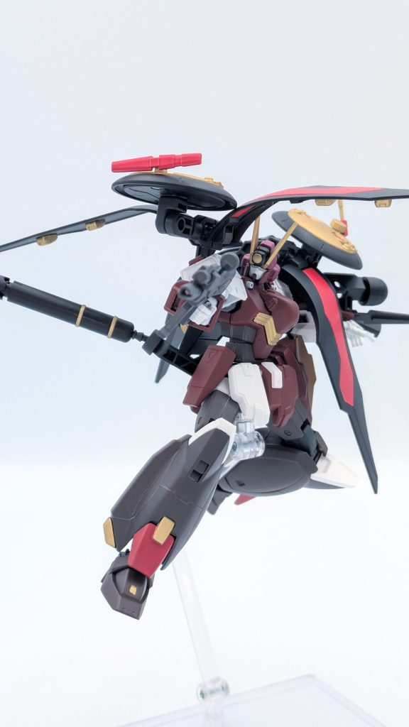 ビームライフルで攻撃。レドーム等のユニットはフルクロスと同様のABC装甲と、熱源探知を抑える遮熱性を備えた防御用追加装甲兼ステルスアーマー装備、というイメージです。プロペラントタンク基部と併せる事で過去最悪の可動域を実現してしまいました…(これ以上腰が回らないです)