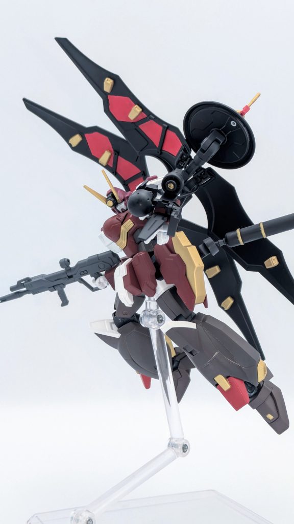 センサーユニットを向けて。肩部の索敵レドーム、左腕部の長距離センサーと腰部の高精度処理装備によりEWAC機同様の「ミノフスキー粒子どこいった」レベルの索敵能力がある…というイメージです。因みに、EWACネロのセンサー有効半径は600kmです(笑)。ユニコーンの約30倍です。。