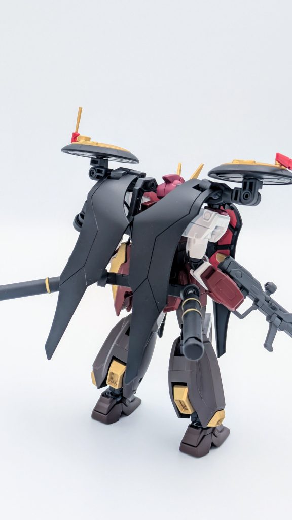 背面から。フルクロス、スラスターユニットの代わりに装備した索敵・隠密ユニットや、稼働時間を延ばす為のプロペラントタンクは外すことができ、戦闘時のデッドウェイトにならないように出来ます。