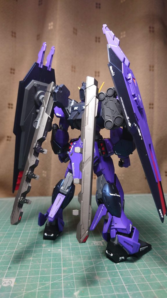 背面に付く円盤状のパーツは思いっきり外してます。