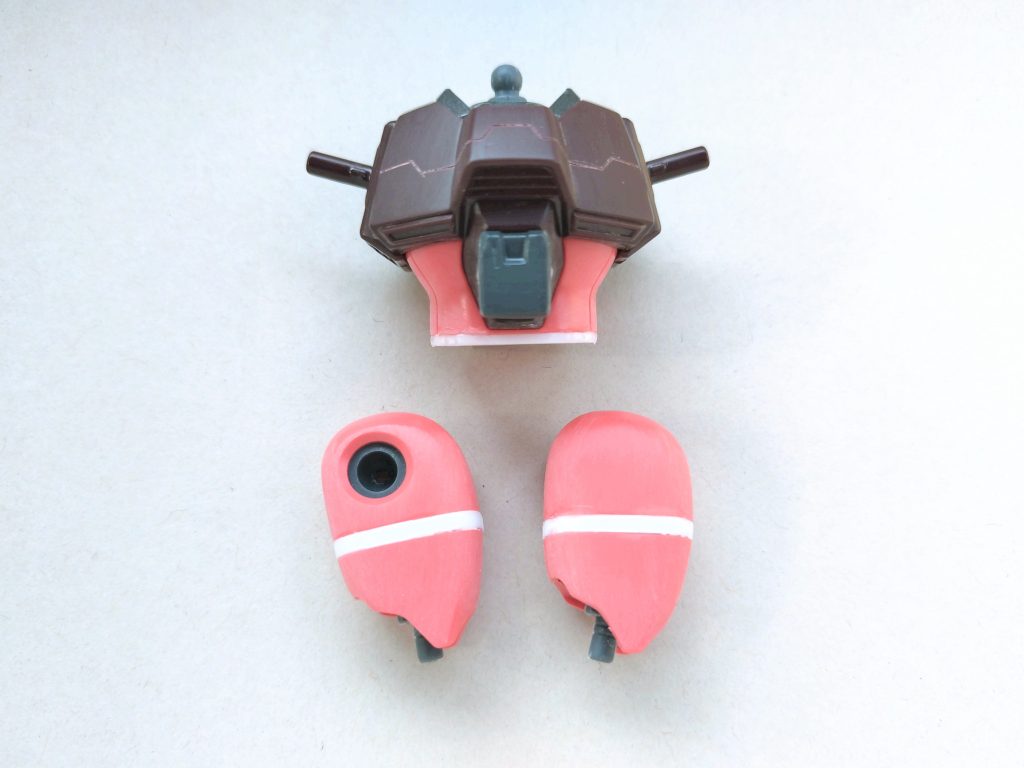 その一つがコレ。当時は技術も道具も度胸も無かった。太ももブッた斬りからの2mmプラ板を挟んで延長。腰は外周を1mmプラ棒で囲ってスペーサーに。(太ももは3mmでも良かったなー)あと、バウヘッドを乗せる為に首も2mm上げてます。