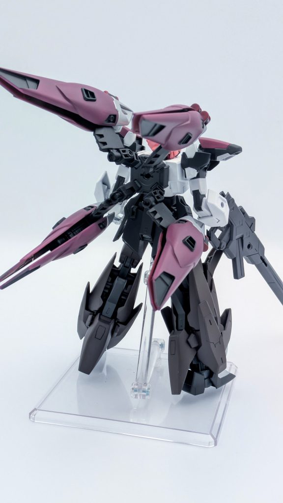 背部から。特徴的なバインダーはウイングガンダムの羽を2セット分取付。高速巡航形態や、オフェンスモードへの変形機能は流石に作れませんでした…。