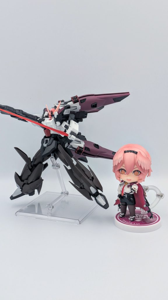 ねんどろいどの鷹嶺ルイと一緒に。ゲームでは小銃を持つイメージがあるけど、シスクードのイメージとどっちを優先するか悩んだ結果中途半端なチョイスの武器を持つ事に。