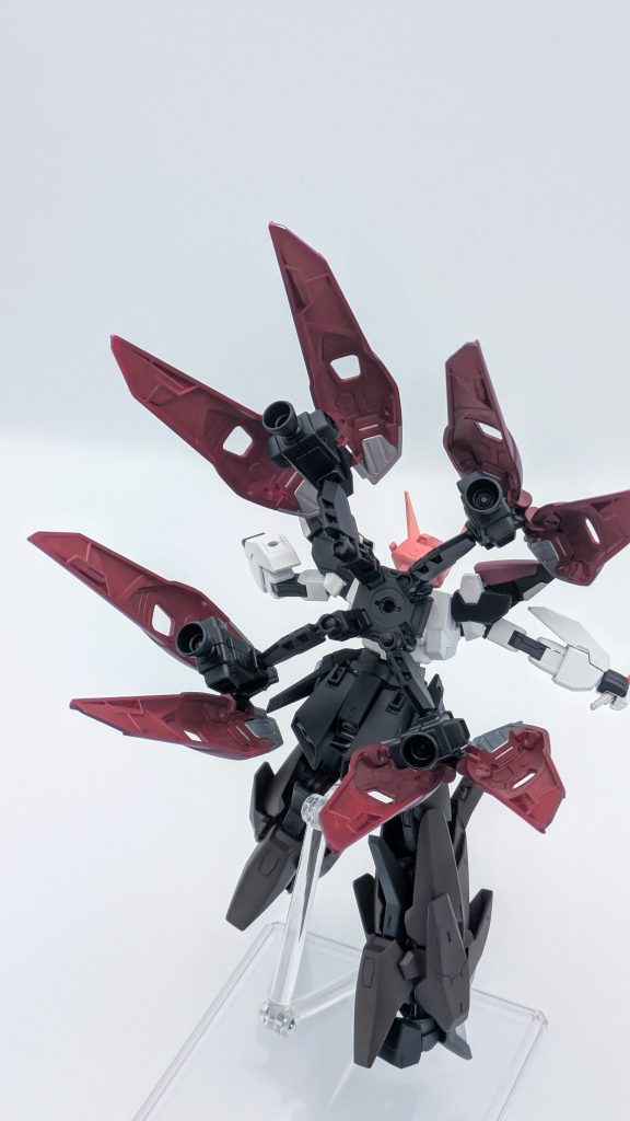 バインダー展開状態を後ろから。コートイメージで塗装しました。それにしても、モノアイ化するのも中々難しかったです。