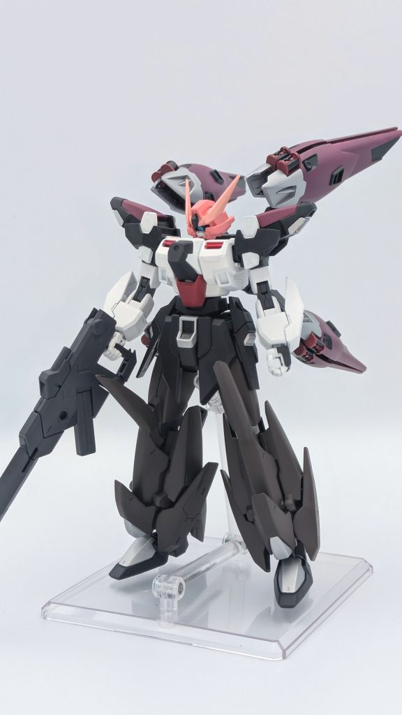 正面から。ベースはセラヴィーガンダムシェヘラザードですが、胴体以外殆ど別物のパーツです。見た通りバインダーが重たいので自立出来ません。(このパターン多いな…)