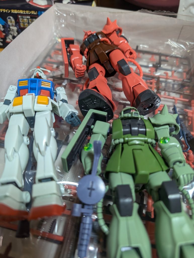 仲良く箱に収まって正月をのんびりと過ごします。