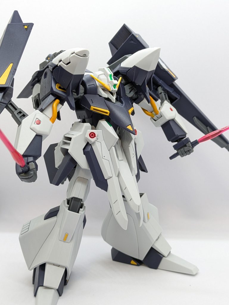 サーベルは形成色仕様だったので、お手軽にビーム部分切って穴開けしてクリアサーベル持ってきました！