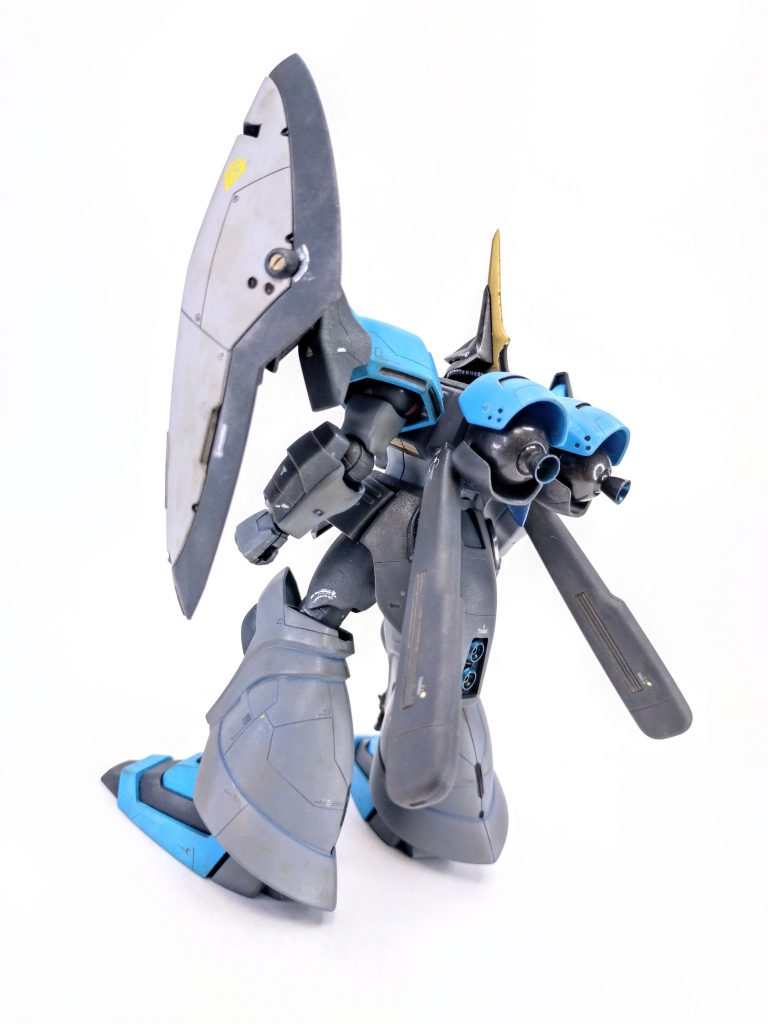 バウは明らかにZ計画の技術が入っている見た目ですが、(ジオニックはアナハイムに吸収されたとは言え…)古いジオニックのシステムと合うのか？(^_^;)　まぁ…Zにザク頭付けてフツーに動いてたからOKか。ｼﾗﾝｹﾄﾞw