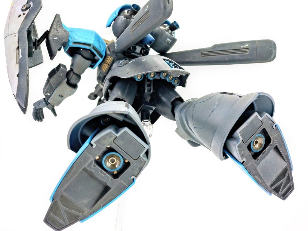 シールドの接続は端切れランナーで作った斜めクランク状のジョイントで、肩に内蔵した3mmPCにイン。マリーネシールドが元々BJで多少角度を変えられるのに加え、肩に挿してる軸も回せるので思った以上にグニグニ動く。