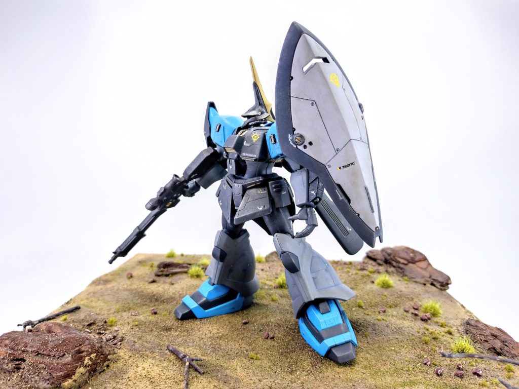 ゲルググⅢに頭だけ使ったイェーガーと、ジュリアで余っていたバウの頭をニコイチ。マリーネのシールドと、メッサーのバックパックも合体。廃品回収ミキシングですが、ジオン系で綺麗に纏まったかなと。知らない人には「これノーマル」と言っても通じそうw改修し続けてUC.0100くらいでも使っているゲルググのイメージ。メッサーのバックパックが若干オーパーツ気味のグレー判定ですがw