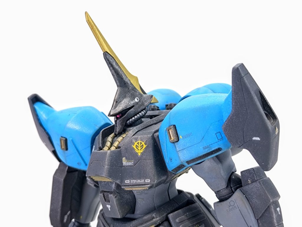 ゲルググの、肩のトンガリと、丸いコクピットハッチが好きでないので…どちらもテキトーなパーツを被せてシルエット変更。