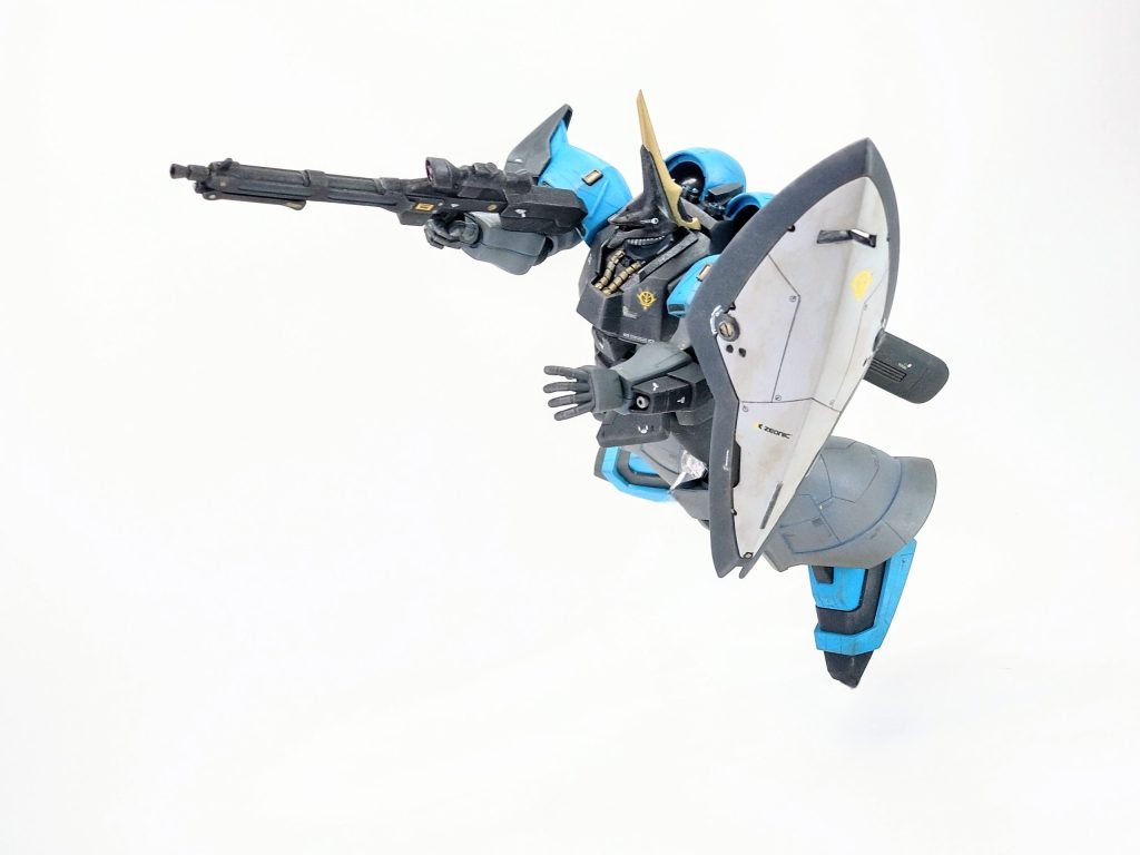 古い＆肩アーマーのせいで可動域は御愛嬌。しかし…右肩にも兵装追加出来るとはいえ、そうするとやたら重心高い機体だなw 重力下で使いにくいぞw UC.0100前後と言えば…先日、小説版『閃光のハサウェイ』を読了しまして。マフティーは組織の規模が小さ過ぎて、アデレード襲撃ブンドドにオリジナル要素を入れる隙間なんか無いな…とは思いつつ、あの胸糞悪い終わり方はケネスが次期マフティーになる伏線全開すよね。一応ガウマンも生存してる？　資金力はギギが “伯爵” のお金使えたらまぁまぁ有りそうだし？　ジョン・バウアーとブライトは元々親交深いんだし、事情説明したらブライトもマフティー参加するくね？とか。年表的にも次のF91まで13年もあるし、何なりとミッシングリンクできそうな気はする…