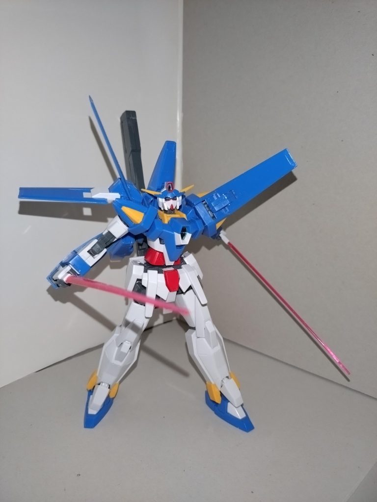 ■MS形態専用ビームサーベル複合兵装防盾システムを回転させ、ビームガンとは反対側の裏面にあるラックから取り出す。