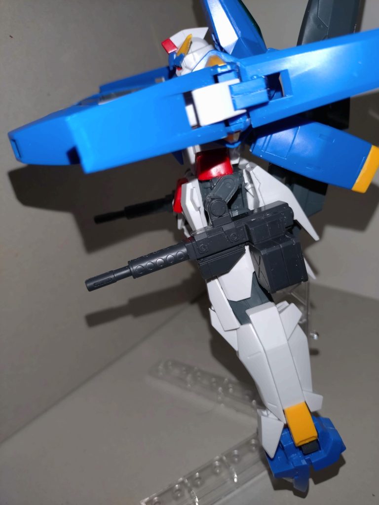 左右のサイドアーマーを廃し、180mmマシンガンを装備した。クレイバズーカ、シグマシスライフル、複合兵装防盾システムと組み合わせることで、中距離支援機としての能力を得られる。