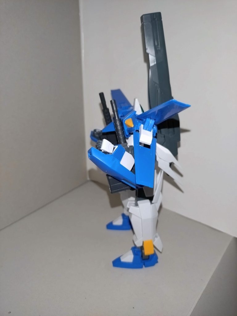 【合体】足首を除く脚部を180°回転させ、腹部を伸ばし、Gセプターの受信ユニットを格納。香澄「元キットと同じように差し替え式なんだ。下手に改造すると強度が落ちるしね。さっき腕を切り離したのは、この差し替えが元ネタでさ」