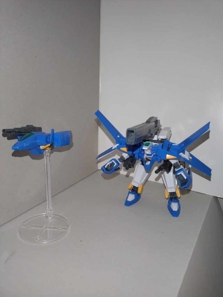 【コアファイター&Gセプター】宇宙世紀作品や、正暦(ターンエーガンダム)でもお馴染みのコアファイター。だが、AGE-3のコアファイターには銃火器用ラッチに加え、無人機であるGセプターを制御する機能を持たされており、単なる脱出ポッドではない。Gセプターは、アドステラで言えばガンヴォルヴァやガンドノードのような性格のMS型重戦闘ガンビットである。