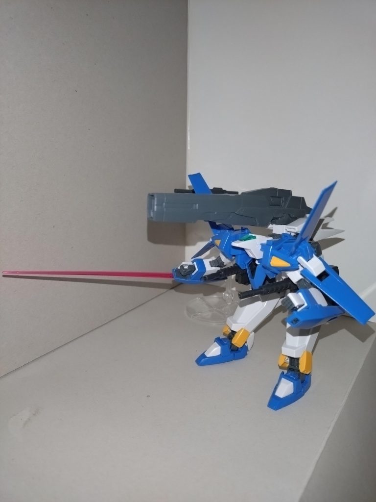 睦「サーベルが内蔵式なんですね」香澄「この状態だとね。分離してるとグリップを抜けないようにロックがかかる」美咲「振る動作は不得手だけど···」格闘戦にも対応し、こちらでは複合兵装防盾システムから直接ビーム刃を出す。                だが、AGE-3の分離形態ではさらなる隠し機能があるのだ。