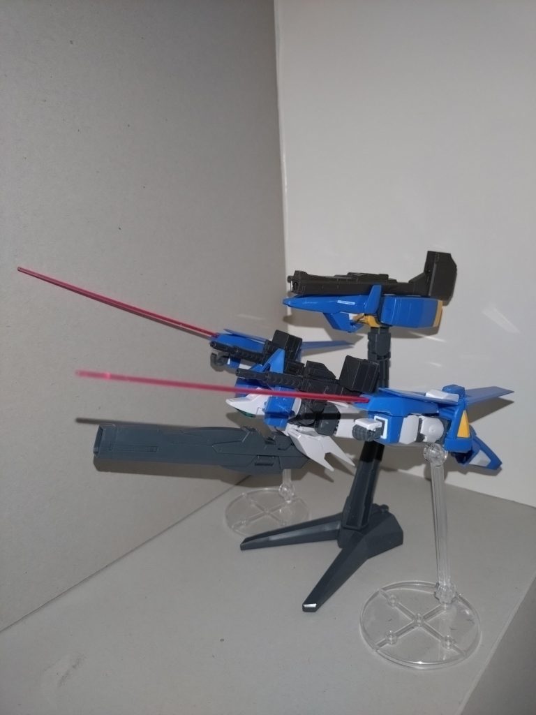 睦「う、腕をドローンみたいに切り離しやがったッ!!💦」それがこのオールレンジ攻撃システムである。Gセプターから両腕を一時的に分離し飛行させ、コアファイターとの4機一体で攻撃を行うが、この機能を使えるのは、空間認識能力の高いパイロットのみ。ニュータイプや高度コーディネーター等なら余裕で使える。