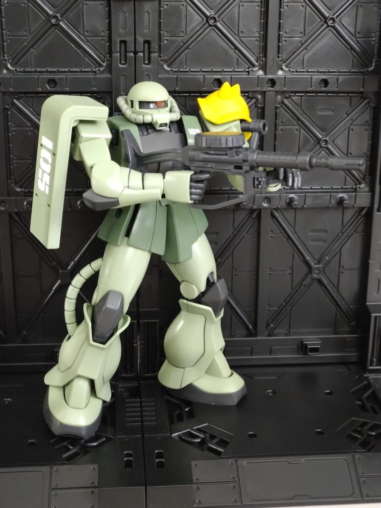 ザクマシンガンはストックが邪魔で構えづらい。