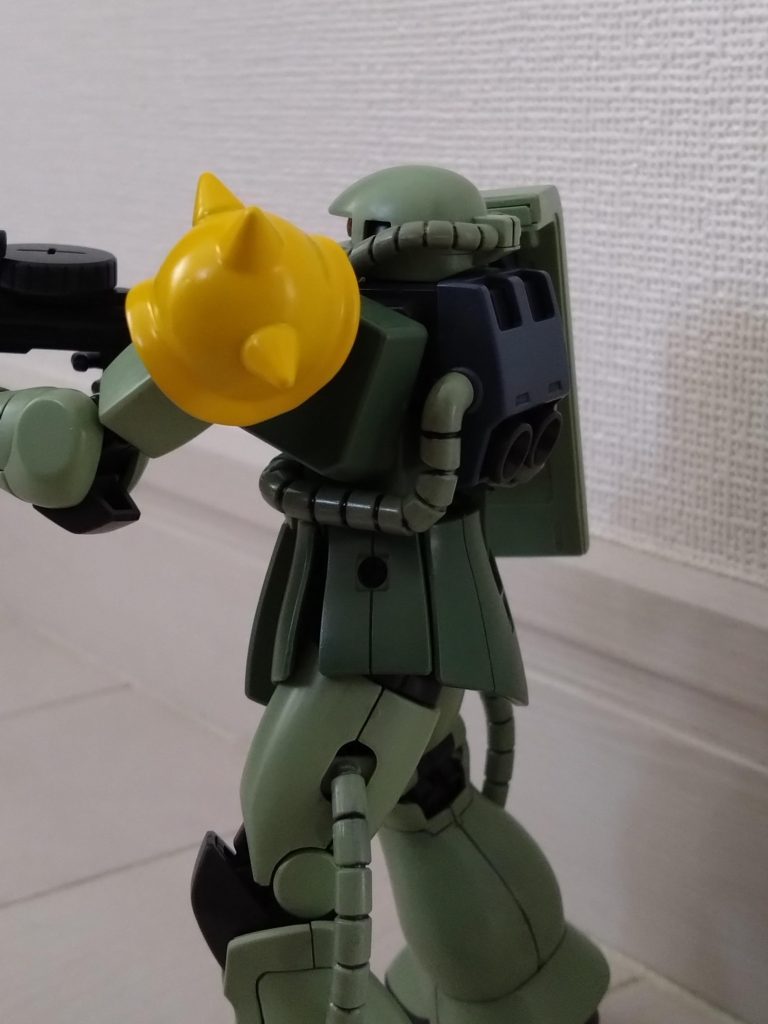 黄色い肩はホワイトサーフェイサー(これは油性)をスプレー後に水性塗料を筆塗り。7回くらい重ね塗りしました。黄色って塗るの大変でした。ヒートホークの銀色は2回塗り