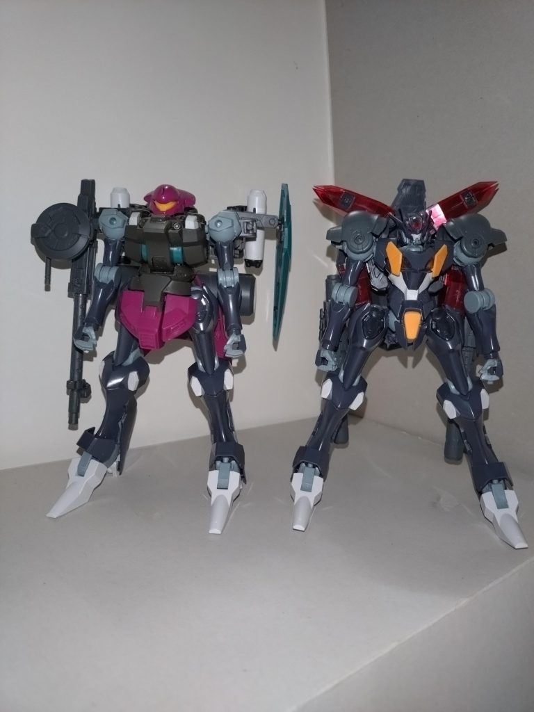 八潮瑠唯(Morfonica)が制作した可変MS・エクシードファラクトとの比較。設定上は後から制作されたエクシードファラクトが、可変機かつサイコミュシステムを持つ、乗り手を選ぶ機体であるのに対し、本機は非可変機かつ、誰にでも扱える中距離狙撃機になっているのが解るだろう。