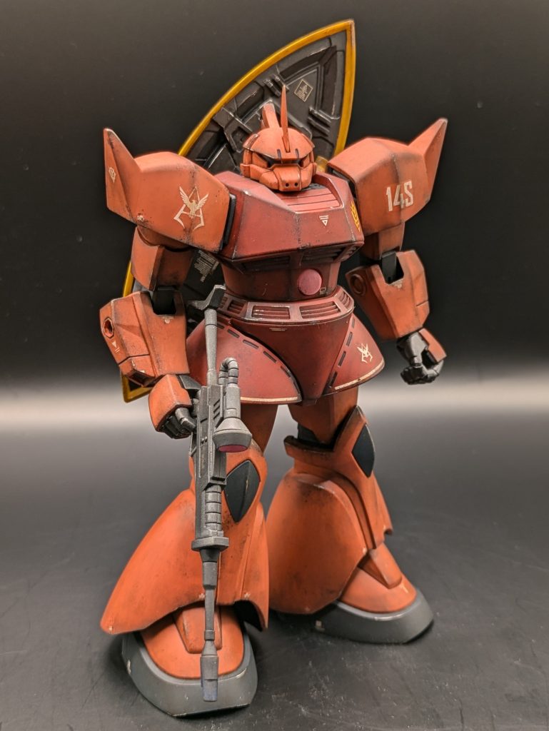 ネットを参考に肩と胴の隙間を詰めて、胴伸ばしたけど、あまり違いがわからない。ツノ尖らせたのはわかるけど…