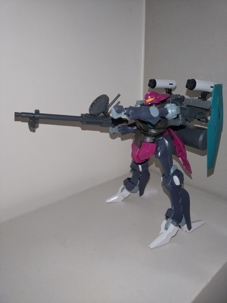 ■ビームスマートガン本機のメイン兵器で、中距離狙撃に主眼が置かれた。不使用時には左右どちらかの肩にマウント。可倒式のレドームを持つ。このビームスマートガンに狙われた敵艦・敵機で沈められなかった艦船・MS・MAがほとんどないことから、本機に「モータル」の名がつけられた。