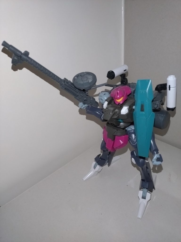 ■シールド背部向かって右のスラスター天面に短いアームがあり、これを動かして防御する。