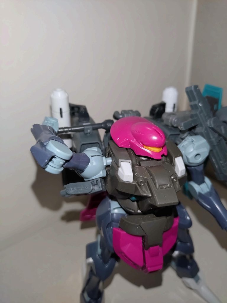 抜刀しやすいように、ラックそのものが回転する。