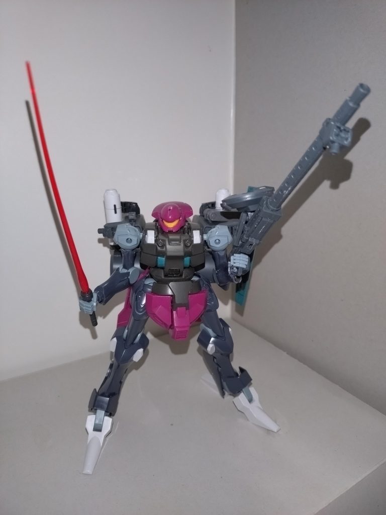 本来ならGMスナイパーカスタムを意識して、ディランザ量産機(orラウダ専用機)の胴体にファラクトの腕と脚との組み合わせにすべきところでしたが、ディランザ側がたまたまグエル専用機しかなかったことと、パーツ破損防止の観点から塗装は基本的に行わないという当家の方針もあり、チグハグな色合いになってしまいました(笑) ちなみに「モータル」とはついていますが、究極神拳は使えません←当たり前