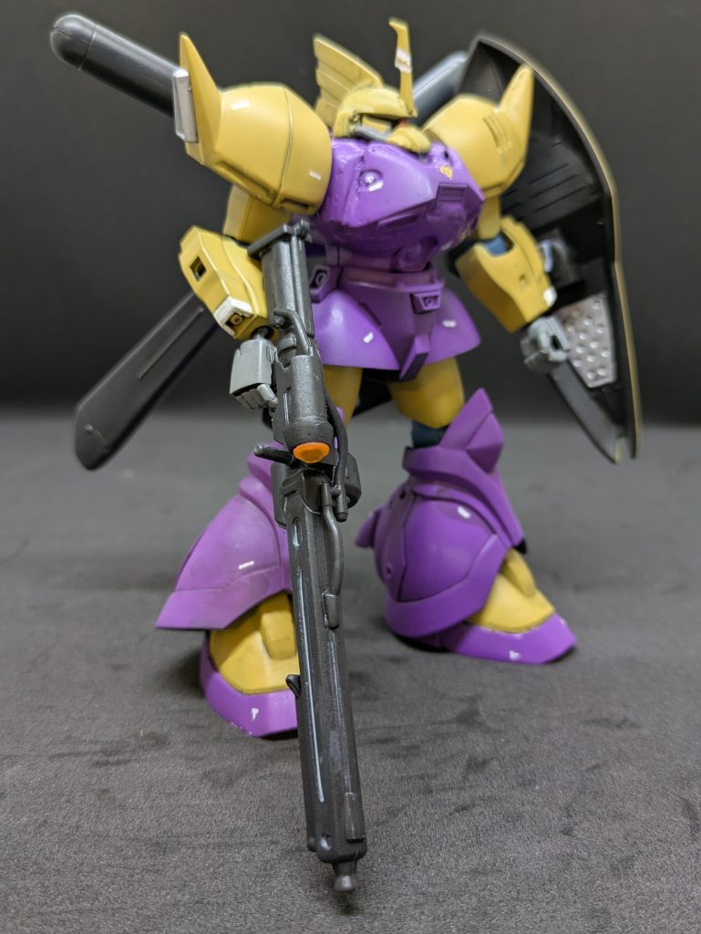 シーマ様はジオンに裏切られ続けた過去があるので、ジオン公国章をつけたいとは思わないかな?でもジオン残党の仕業ですよー、ということで海賊時代を過ごしたのでは?と思い、胸部と盾にだけ、ジオン公国章のデカールを貼りました。