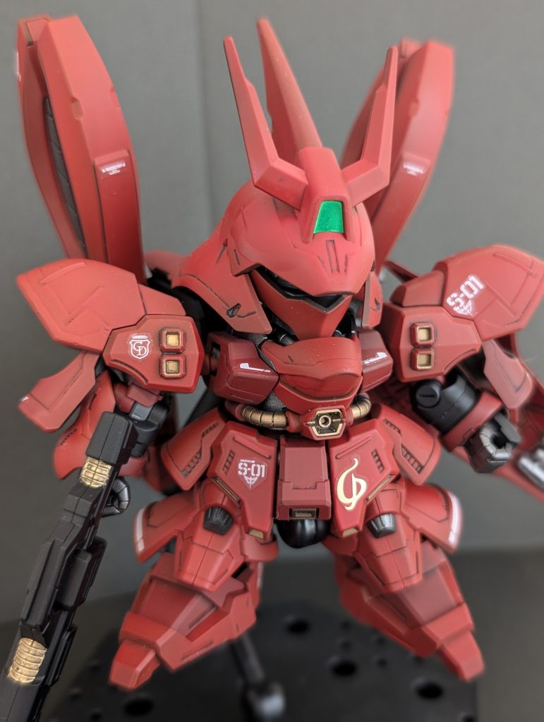 年末年始で完成にこぎつけた作品、2つ目です。大人になって初めてSDを製作しました。購入のきっかけは、義兄さんが実はガンプラ好きだったことが判明、SDサイズの方が好みってことだったので、福岡出張ついでにFFνをプレゼント。おまけで自分にFFサザビーをプレゼント。手抜きしつつ、ある程度合わせ目消ししたり塗り分けたり。RGサザビー(こっちも仕上げ中…)のリアリスティックデカールと水転写デカールを転用。小さい機体に大きいデカールって結構いいですね。