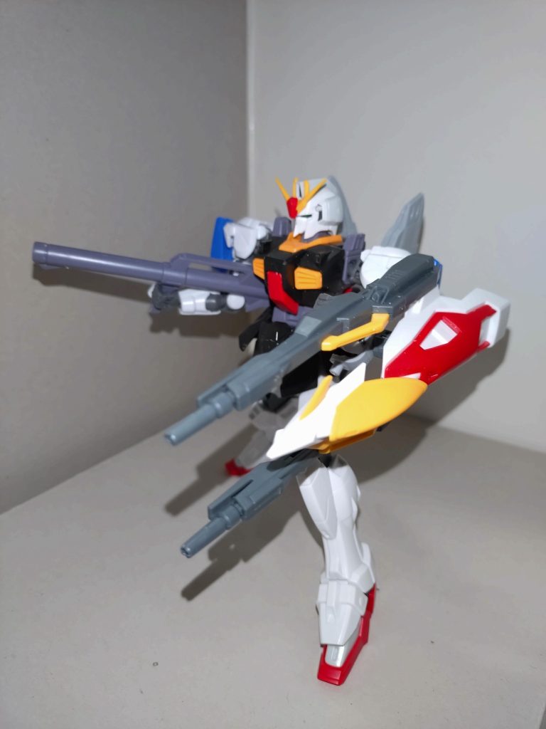 シールドはこのように、2つに分割したメガビームライフルを組み合わせて使うこともよくある。