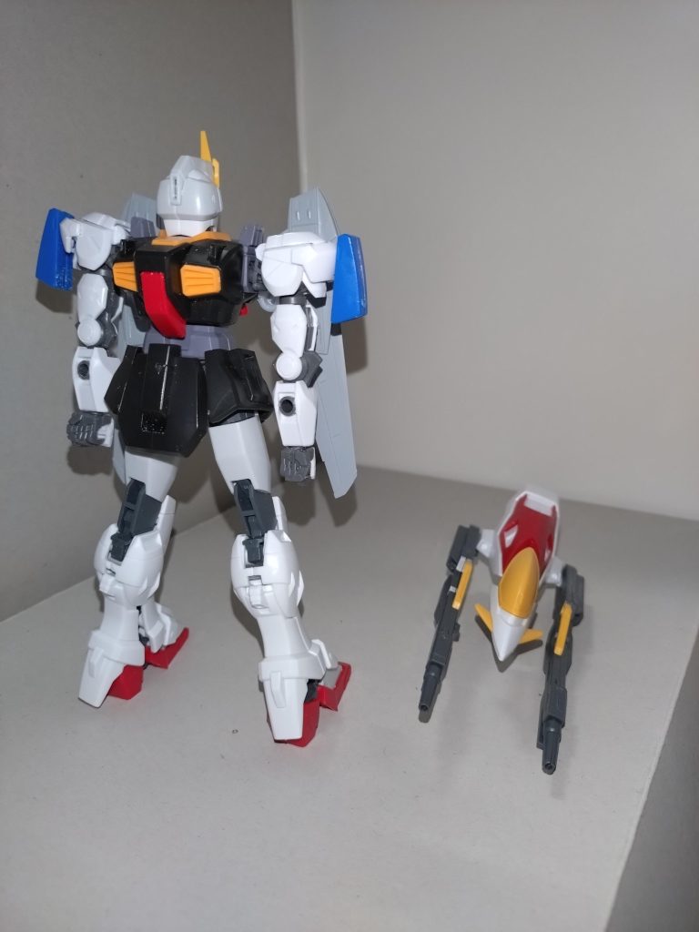 リサ「頭と下半身を180°、腕を90°回してから、脚をクランク状に曲げて足首をたたみ、フライングアーマーを倒して、最後にバックパックにシールドを取り付けて完成〜!」〜羽丘女子学園の同窓会報より〜