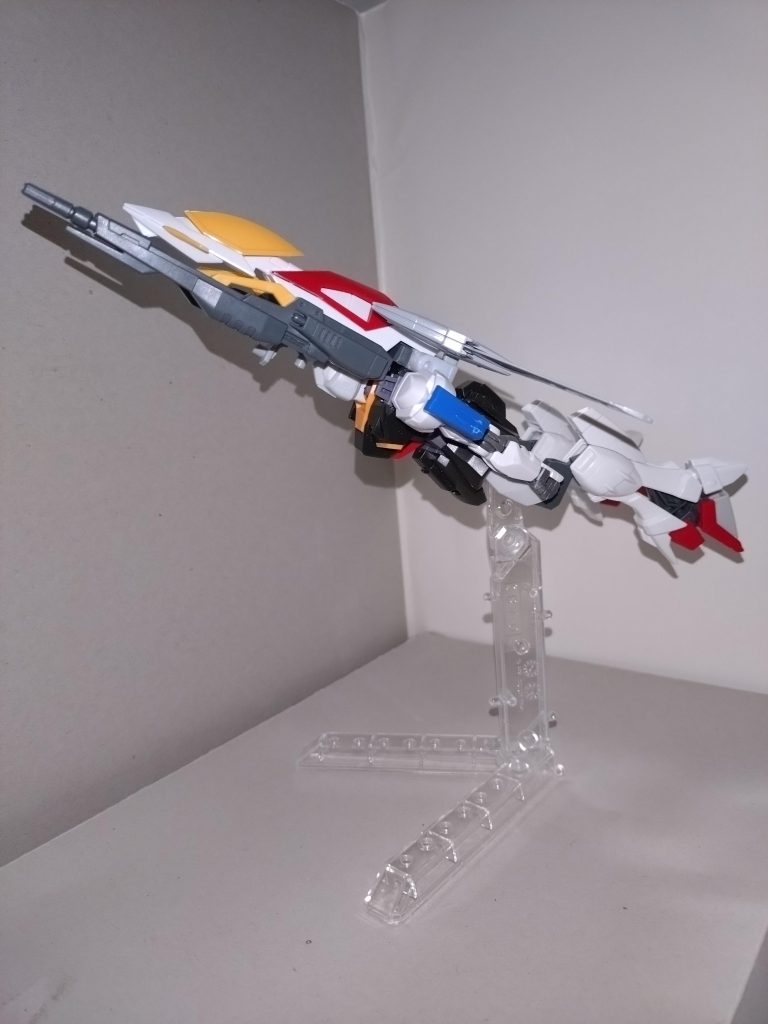 今回のAAガンダムの使用キットは以下の通りです↓頭部、両肩の青い部分、ビームサーベル···RGゼータガンダム(先日、自宅の整理中に両肩を破損した状態で見つかりました💦)両腕···エアリアル大腿部、足首···インパルススネ、バックパック基部、ビームライフル、シールド···ウイングゼロ(過去作より流用)胴体、ハイパーバズーカ···ガンダムMk-Ⅱティターンズ仕様(過去作より流用)フライングアーマー···ビルダーズパーツ。バックパックとの接続部分は30MM