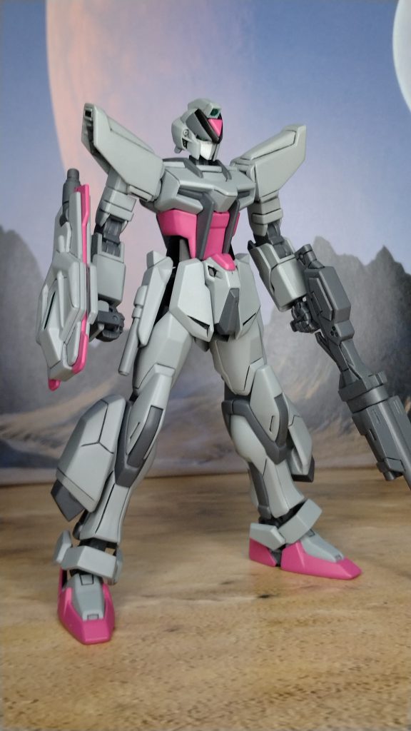 機体名:MBF-02N ストライクノーガン名前の通り、設定上はストライクルージュの改修機です。SEED DESTINYでルージュが大破して以降、オーブで改修されたストライクルージュという設定です。（制作した当時はまだ種自由が公開されていなかったため、種死以降ルージュがどうなったのか不明だった）パイロットはカガリではなく、オーブ軍のとあるこだわりが強くて面倒臭い性格のエースパイロットです。機体色のグレーはPS装甲、その他はTP装甲です。始めは全身PS装甲でした。ですが、パイロットの「ビーム主体の戦場で、実弾無効やっても意味無くね？装甲に回す電力をもっと他に回そうぜ」という考えから装甲は常にPSオフにしていました。それを聞いた整備兵が、パイロットに万が一があった際の安全のためにコックピット周りのみTP装甲を採用したのですが、腹部だけ色の付いたノーガンを見て「何で腹だけピンクなんだよ、ダセェ！」とパイロットに怒り顔で言われた為、差し色として頭部や脚部にもTP装甲が採用されました。その後、パイロットは、差し色が多くなったノーガンを見てとてもご満悦だったようです。ガンプラとしてのベースはビルドストライクです。ややこしいね。