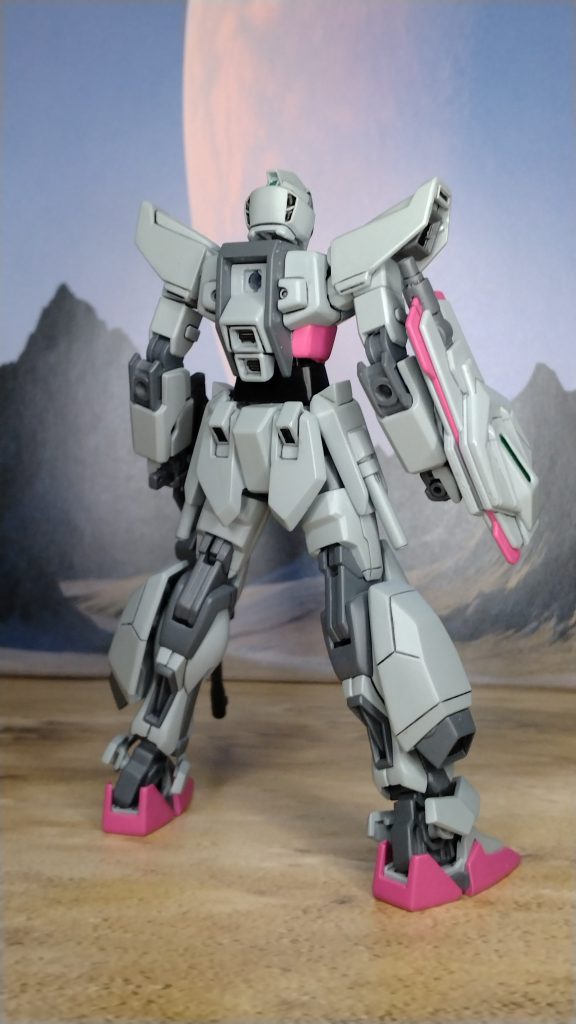 今回の改造テーマとして最小の改造で最大の効果を基本はストライカー無しで戦うストライク原点回帰の3つがあります。前回のストレイバーガンダムの改造で迷走したため、原点復帰の意味も込めて装甲をHGストライクの物に新調し、ストライクに本当に必要だと思う機能だけを追加するように改造しました。また、ストライク系は正直ストライカー無しの状態の方が好きなため、基本的にストライカー無しで戦い、必要な時にのみストライカーを背負う機体にしました。その結果、肩と脚部に追加スラスターを付け、スカートにビームサーベルを搭載し、手持ち武器のみで遠近距離戦、防御に対応できる機体になりました。頭部は「ガンダムをガンダム顔にしたくないな」という変なこだわりです。また、腰周りと足首にはEGストライクのものを使用し、可動域を向上させています。