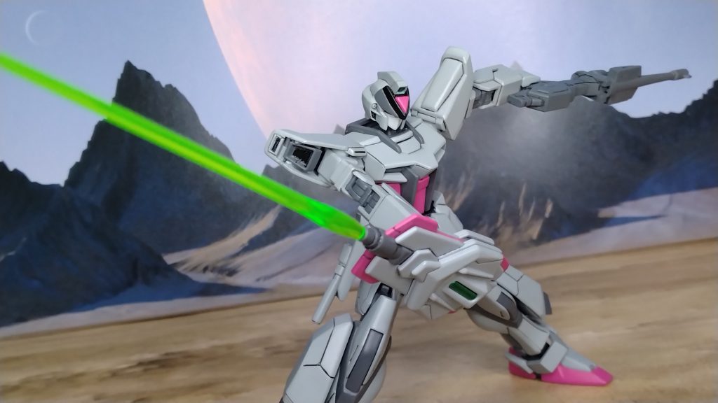 シールドには、ビームライフルとビームサーベルの機能が内蔵されています。ビームサーベルは攻撃だけではなく、シールドを基部ごと回転させることで、防御に使用します。(F91やGセルフのサーベル回転のイメージ)