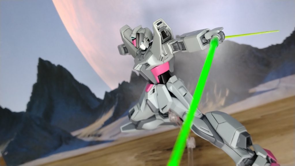 ビルドシリーズの機体としてはまた別の名前がありましてMBF-02N ストレイバーガンダム1型改 ストライクノーガンという名前があります 。長いね。「ノーガン(NO-GUN)」の意味として「Not Gundam(ガンダムじゃないよ)」という意味です。ついでに、ストライクノーガンはガンダムです。 また、ストライカーを装備した際は機体名がMBF-02N+(ストライカーの型番) ストイレバーノーガン/(ストライカー名)となります。 例えば、エールストライカーを装備した場合はMBF-02N+AQM/E-X01ストレイバーノーガン/エールとなります。