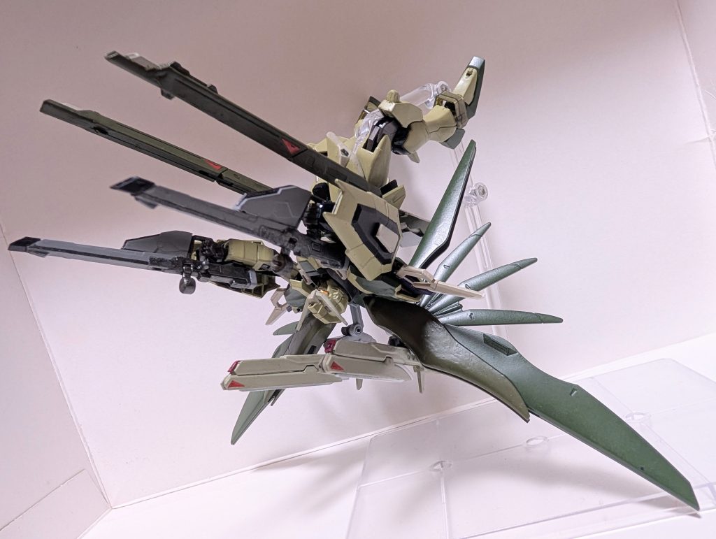 両手にはバイデントレールライフル(RGフリーダムのクスィフィアスとデスティニーのライフルを合わせて改造)。腰部サイドアーマーにはテイフォーン高エネルギー長射程ビーム砲(基部にRGフリーダム、砲身にデスティニーのビーム砲を使用して改造)。上記二つにバックパックのオートクレール(キャノンモード)を合わせて計6門のフルバースト射撃が可能。