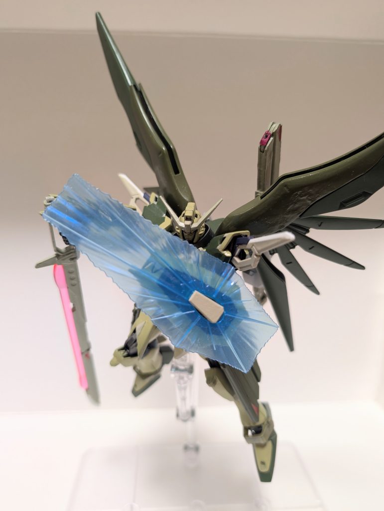 シールドは両腕に装備しますがそれぞれで機能が異なります。左シールドはビームシールド展開可能。バックパックにはオートクレール複合対艦刀を装備。