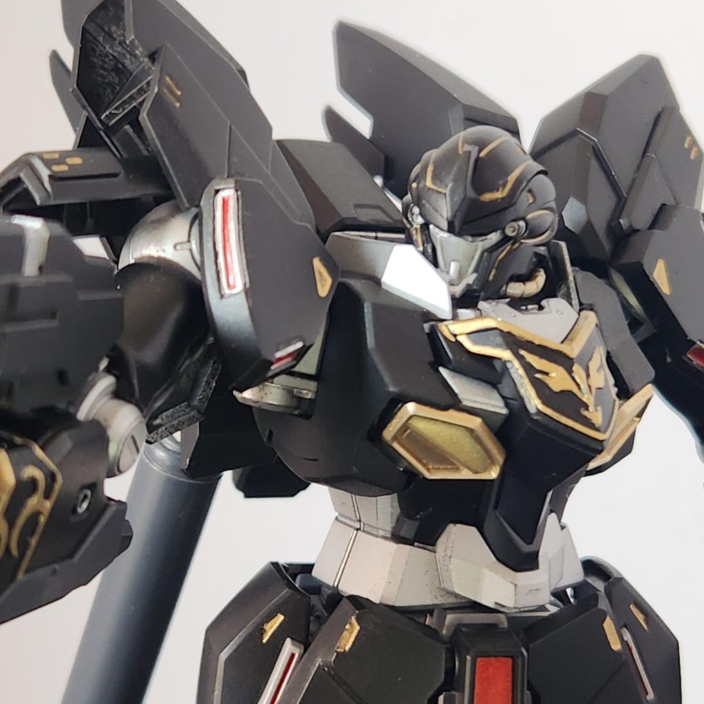 セミグロスブラックとシルバーで塗装。ゴールドでアクセントをつけてみました。肩にバーニア追加するつもりが忘れてました。