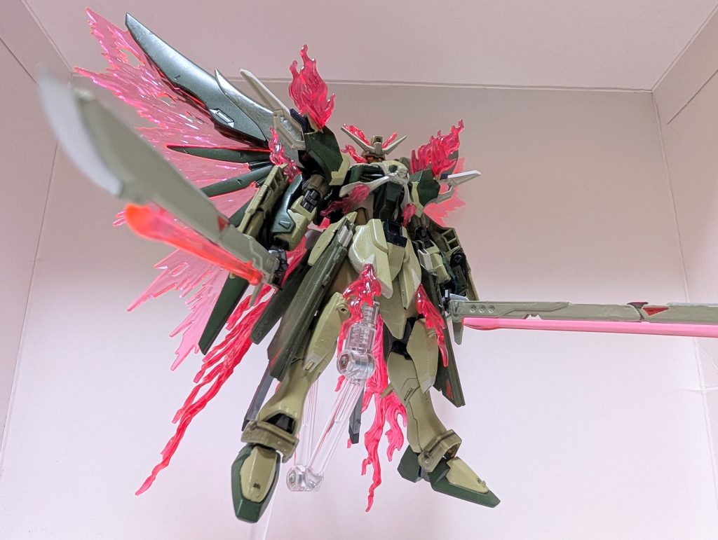 エネルギー偏向機構フレクトレェルム最大稼動ブーストレイダーのゲシュマイディッヒリージョンを全身で展開可能(という設定)にすることでIフィールドに見立てています。ファントムライトのエフェクトを取り付けられるように全身に渡って手を加えています。